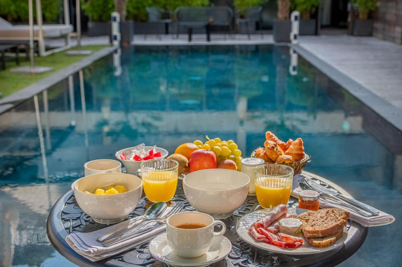 Le Palais Gallien Hotel & Spa บอร์โด ภายนอก รูปภาพ Breakfast at the pool